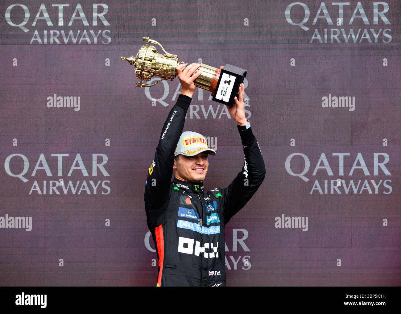 TOWCESTER, ROYAUME-UNI. 06 juillet : Lando Norris (Grande-Bretagne) de McLaren célèbre avec le trophée après avoir remporté le Grand Prix de Grande-Bretagne 2025 en course de dimanche lors du Grand Prix de Grande-Bretagne 2025 de Qatar Airways sur le circuit de Silverstone le dimanche 06 juillet 2025 à TOWCESTER, ANGLETERRE. Crédit : Taka G Wu/Alamy Live News Banque D'Images