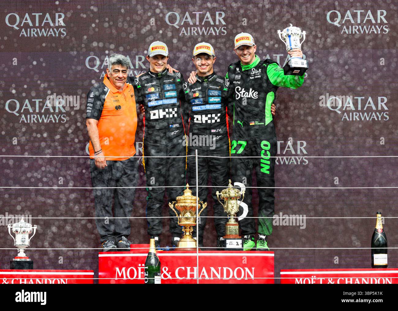 TOWCESTER, ROYAUME-UNI. 06 juillet : Lando Norris (Grande-Bretagne) de McLaren (au centre) célèbre après avoir remporté le Grand Prix de Grande-Bretagne 2025 en course de dimanche lors du Grand Prix de Grande-Bretagne 2025 de Qatar Airways sur le circuit de Silverstone le dimanche 06 juillet 2025 à TOWCESTER, ANGLETERRE. Crédit : Taka G Wu/Alamy Live News Banque D'Images