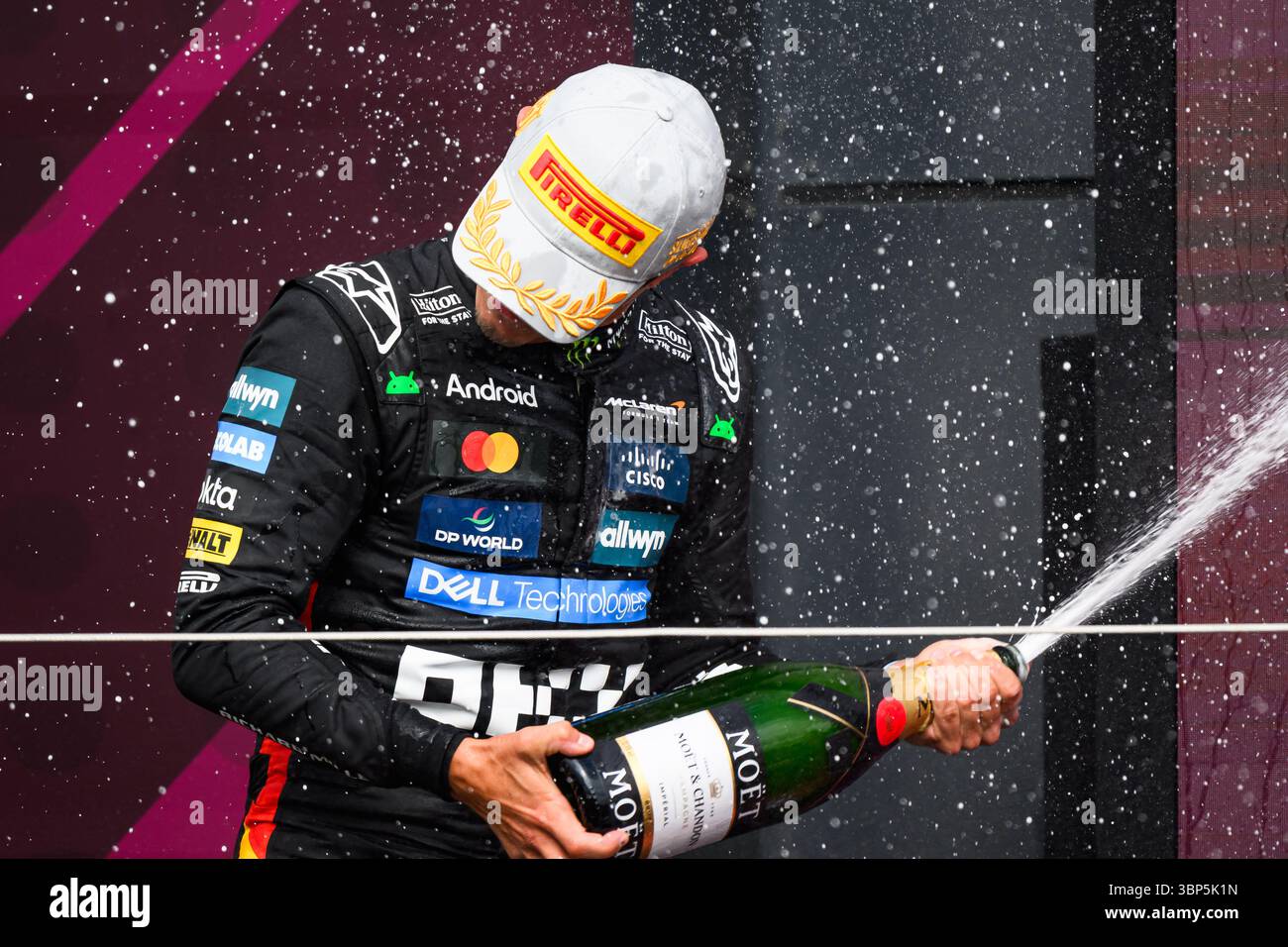 TOWCESTER, ROYAUME-UNI. 06 juillet : Lando Norris (Grande-Bretagne) de McLaren célèbre après avoir remporté le Grand Prix de Grande-Bretagne 2025 en course de dimanche lors du Grand Prix de Grande-Bretagne 2025 de Qatar Airways sur le circuit de Silverstone le dimanche 06 juillet 2025 à TOWCESTER, ANGLETERRE. Crédit : Taka G Wu/Alamy Live News Banque D'Images