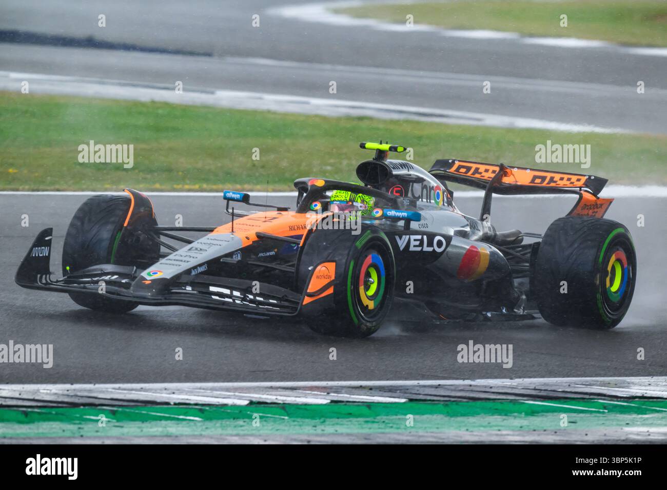 TOWCESTER, ROYAUME-UNI. 06 juillet : Lando Norris (Grande-Bretagne) de l'action McLaren dans la course d'aujourd'hui en course de dimanche lors du Qatar Airways British Grand Prix 2025 au circuit de Silverstone le dimanche 06 juillet 2025 à TOWCESTER, ANGLETERRE. Crédit : Taka G Wu/Alamy Live News Banque D'Images