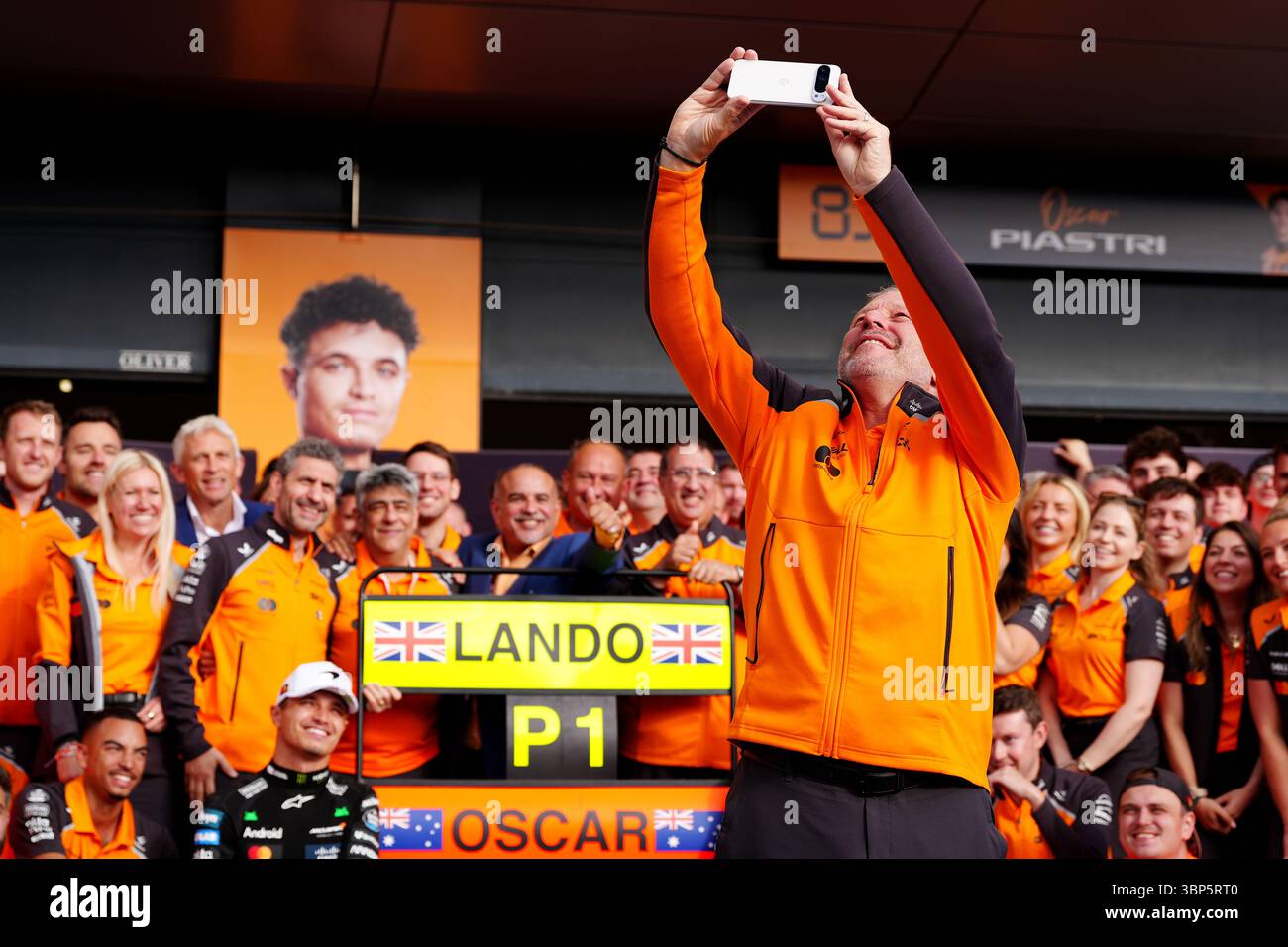 Zak Brown, président-directeur général de McLaren Racing (au centre), prend une photo alors qu'il célèbre le vainqueur de la course Lando Norris et deuxième Oscar Piastri après le Grand Prix de Grande-Bretagne au circuit de Silverstone, Northamptonshire. Date de la photo : dimanche 6 juillet 2025. Banque D'Images