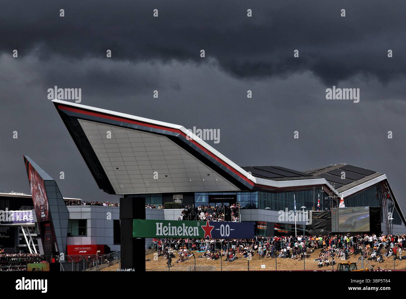 Silverstone, Royaume-Uni. 06 juillet 2025. Circuit Atmosphere - bâtiment de l'aile. 06.07.2025. Championnat du monde de formule 1, Rd 12, Grand Prix de Grande-Bretagne, Silverstone, Angleterre, jour de la course. Crédit : James Moy/Alamy Live News Banque D'Images