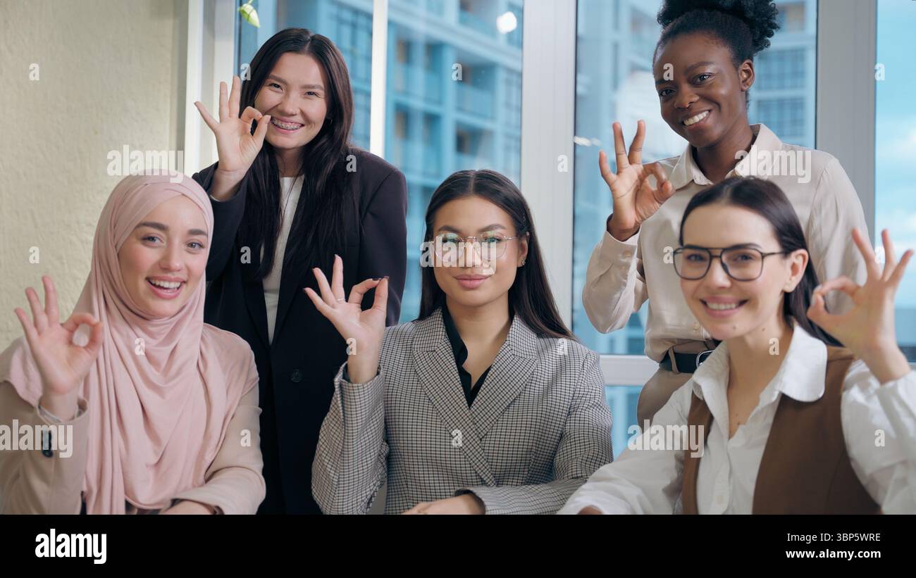 Souriant portrait heureux afro-américain coréen Indien arabe musulman multiethnique femmes femmes filles femmes d'affaires regardant la caméra montrant le signe OK Banque D'Images
