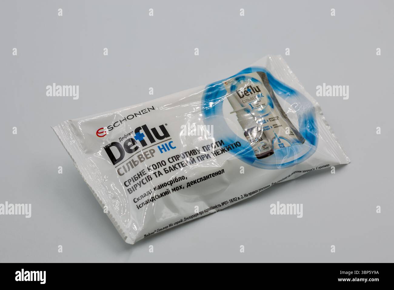 Kiev, Ukraine - février 08, 2025 : Schonen Deflu Silver nez spray froid publicité sur lingettes humides gros plan avec espace de copie. C'est la marque suisse specializi Banque D'Images