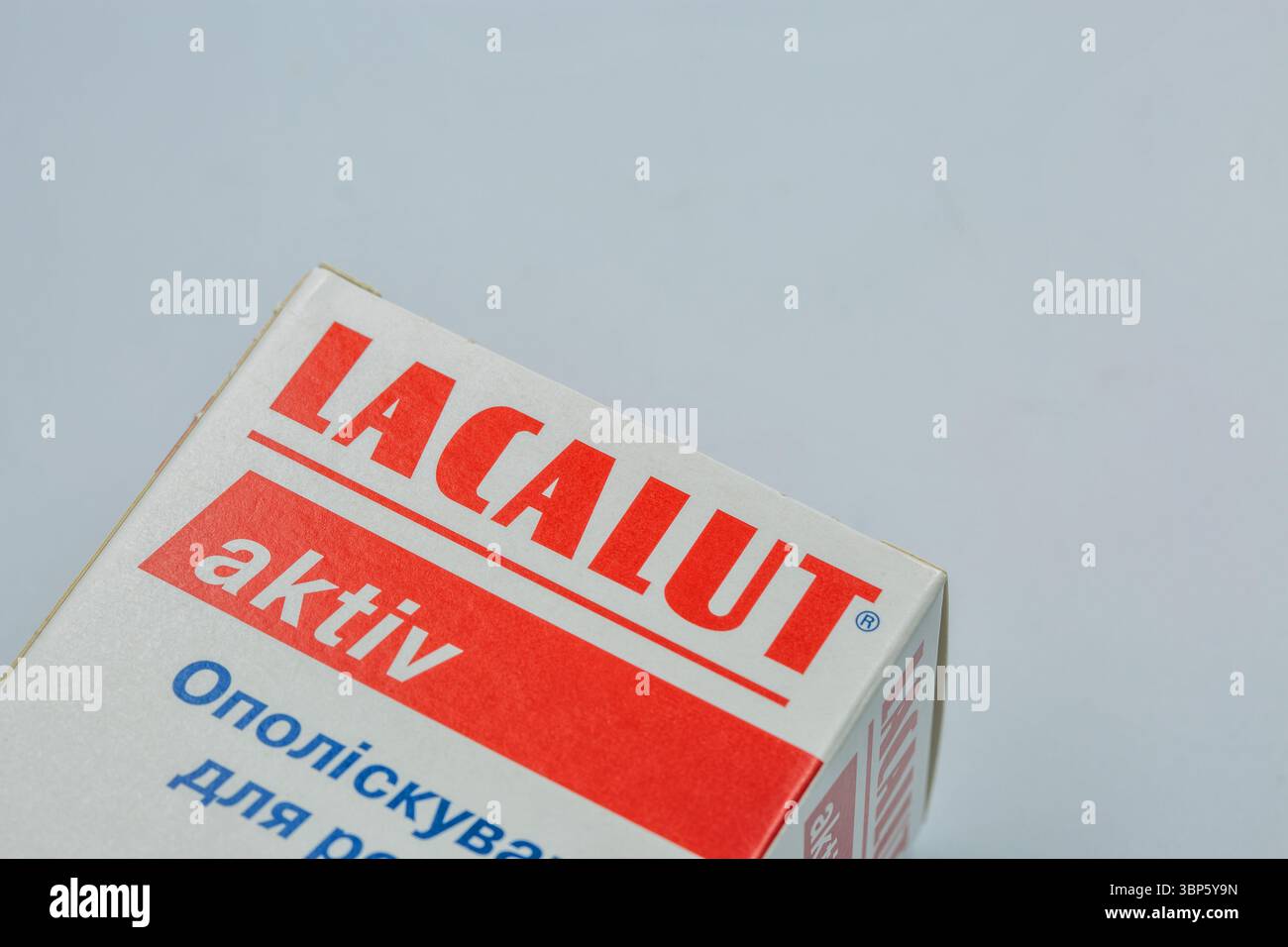 Kiev, Ukraine - 16 février 2025 : paquet de rince-bouche Lacalut Aktiv gros plan sur blanc avec espace de copie. C'est une marque allemande bien connue de dentifrice et Banque D'Images
