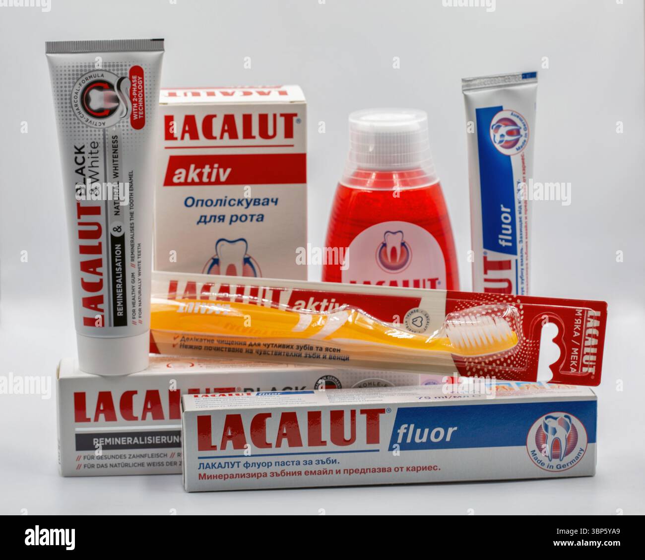 Kiev, Ukraine - 16 février 2025 : tournage en studio des produits de soins buccaux Lacalut mis en gros plan sur blanc. C'est une marque allemande bien connue de Dr Theiss Natu Banque D'Images