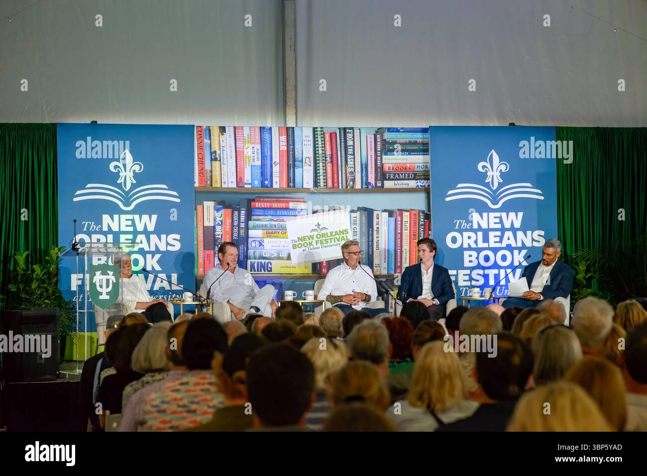 La Nouvelle-Orléans, LOUISIANE, États-Unis - 28 mars 2025 : Marcelle bienvenu, Donald Link, Eric Cook et E.J. Lagasse discutent de leur carrière de rédacteurs culinaires et cuisiniers avec le chef Edgar 'Dook' Chase IV au New Orleans Book Festival de l'Université de Tulane Banque D'Images