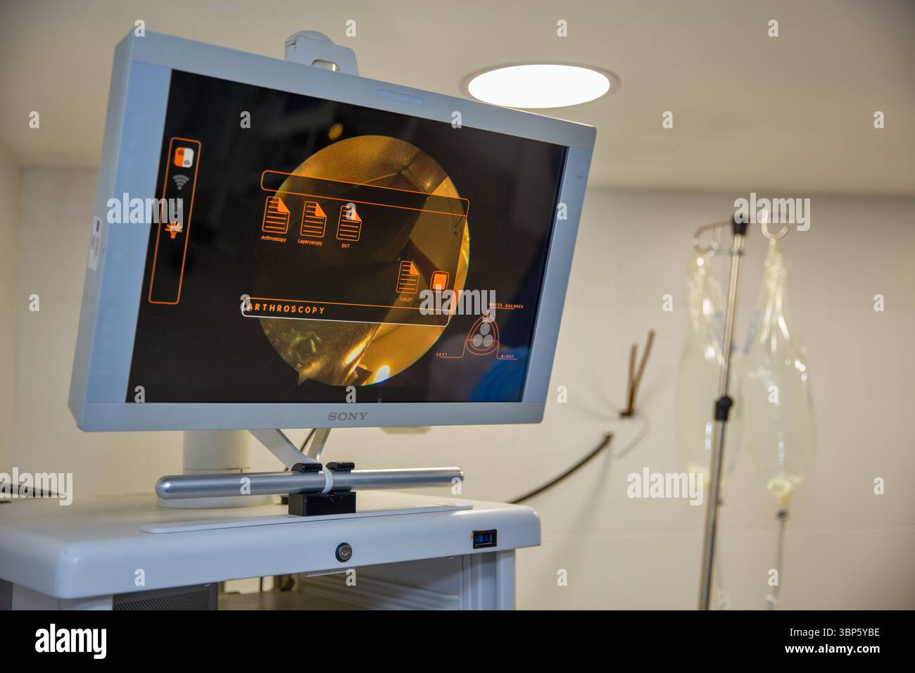 Kiev, Ukraine - 05 avril 2025 : moniteur Sony utilisé pour effectuer une arthroscopie en gros plan dans la salle d'opération. Dispositif d'assistance informatique. Banque D'Images