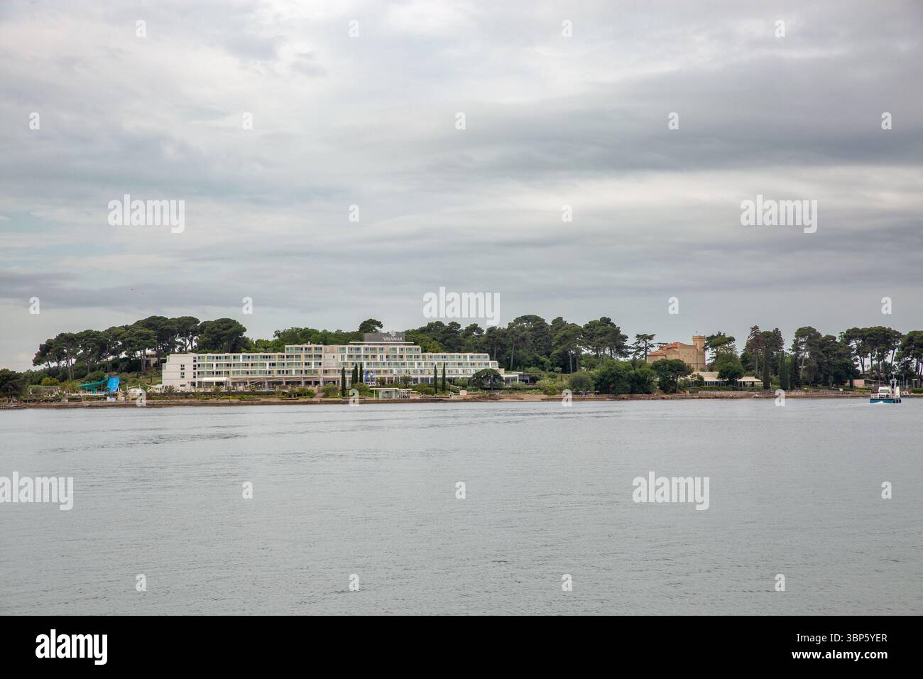 Porec, Croatie - 21 mai 2025 : Valamar Hotel Isabella Island Resort à Sveti Nikola île, pris de la mer Adriatique, avec une végétation luxuriante et m Banque D'Images