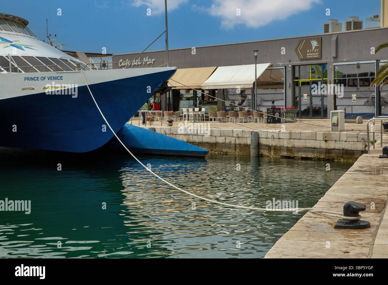 Porec, Croatie - 21 mai 2025 : Prince de Venise Grand catamaran de lignes Adriatique par Kompas est amarré au port. Le navire élégant est prêt pour le passager t Banque D'Images