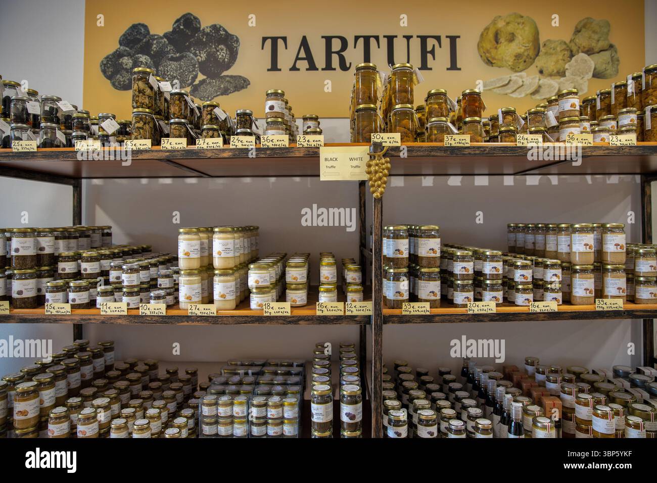 Motovun, Croatie - 22 mai 2025 : un large éventail de produits à base de truffes gastronomiques, y compris des pâtes à tartiner, des huiles et des sauces, soigneusement présentés à la vente dans un magasin. Banque D'Images