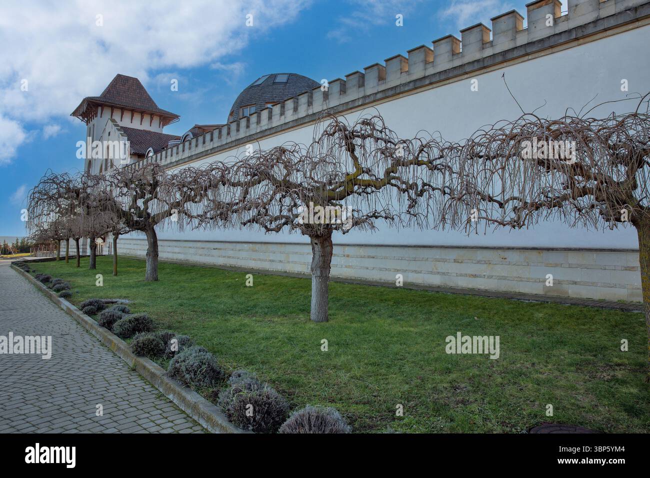 Purcari, Moldavie - 04 janvier 2025 : façade de bâtiment de cave de vinification Purcari avec jardin. Purcari Winery a pénétré plus de 30 marchés en Europe, en Amérique du Nord A. Banque D'Images