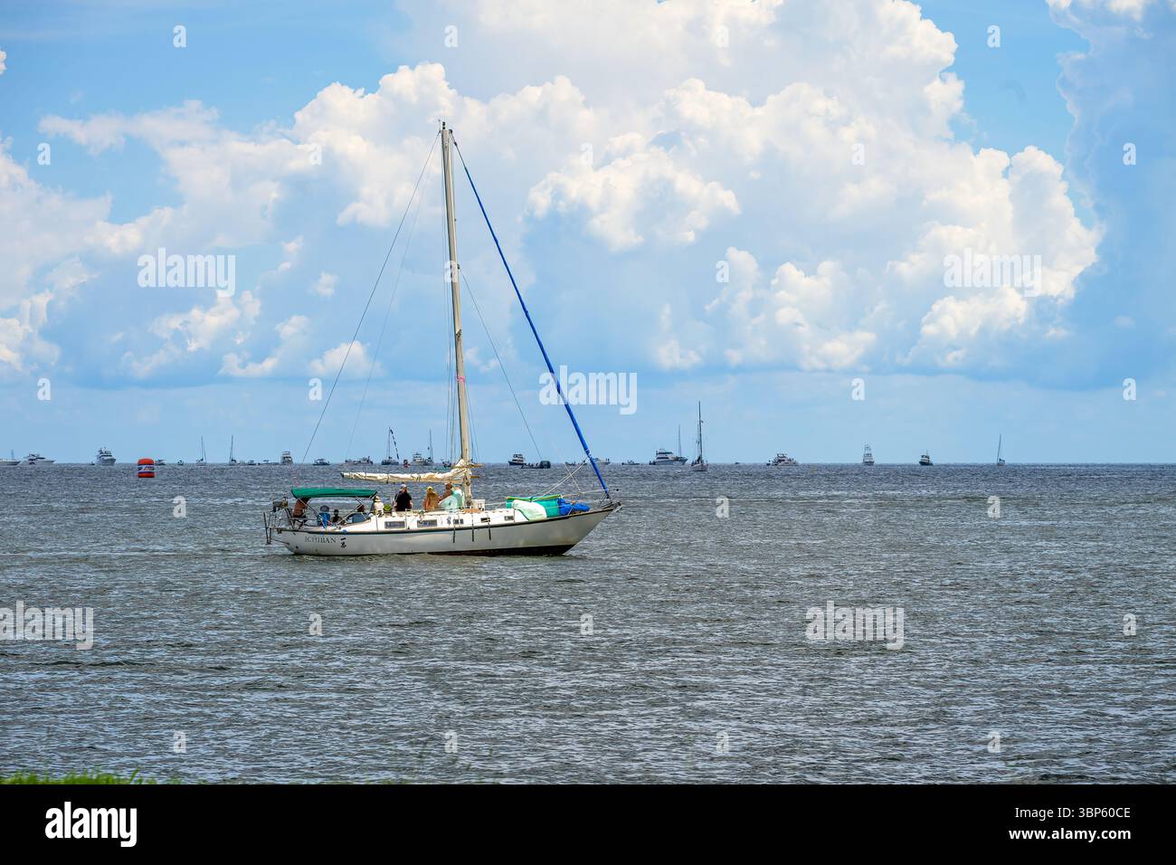 Metairie, LOUISIANE, États-Unis - 28 juin 2025 : le voilier Ichiban attend le départ de la course du Grand Prix des bateaux à moteur de la Nouvelle-Orléans sur le lac Pontchartrain avec d'autres bateaux de loisirs à l'horizon en arrière-plan Banque D'Images