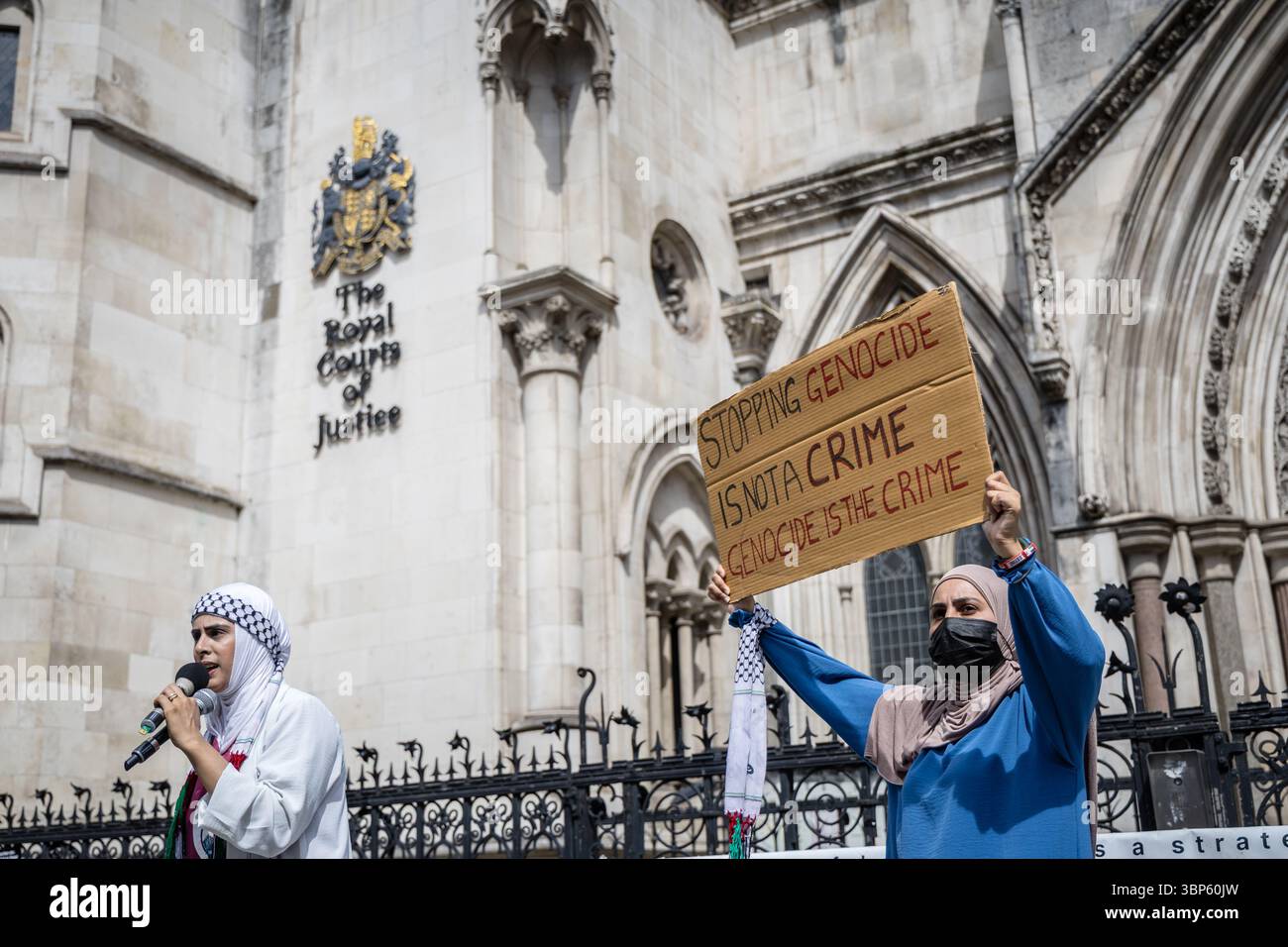 LONDRES, 2025-07-04 : des activistes pro-palestiniens manifestent devant les cours royales de justice alors qu'un juge entend une contestation contre la prohibition de Palestin Banque D'Images