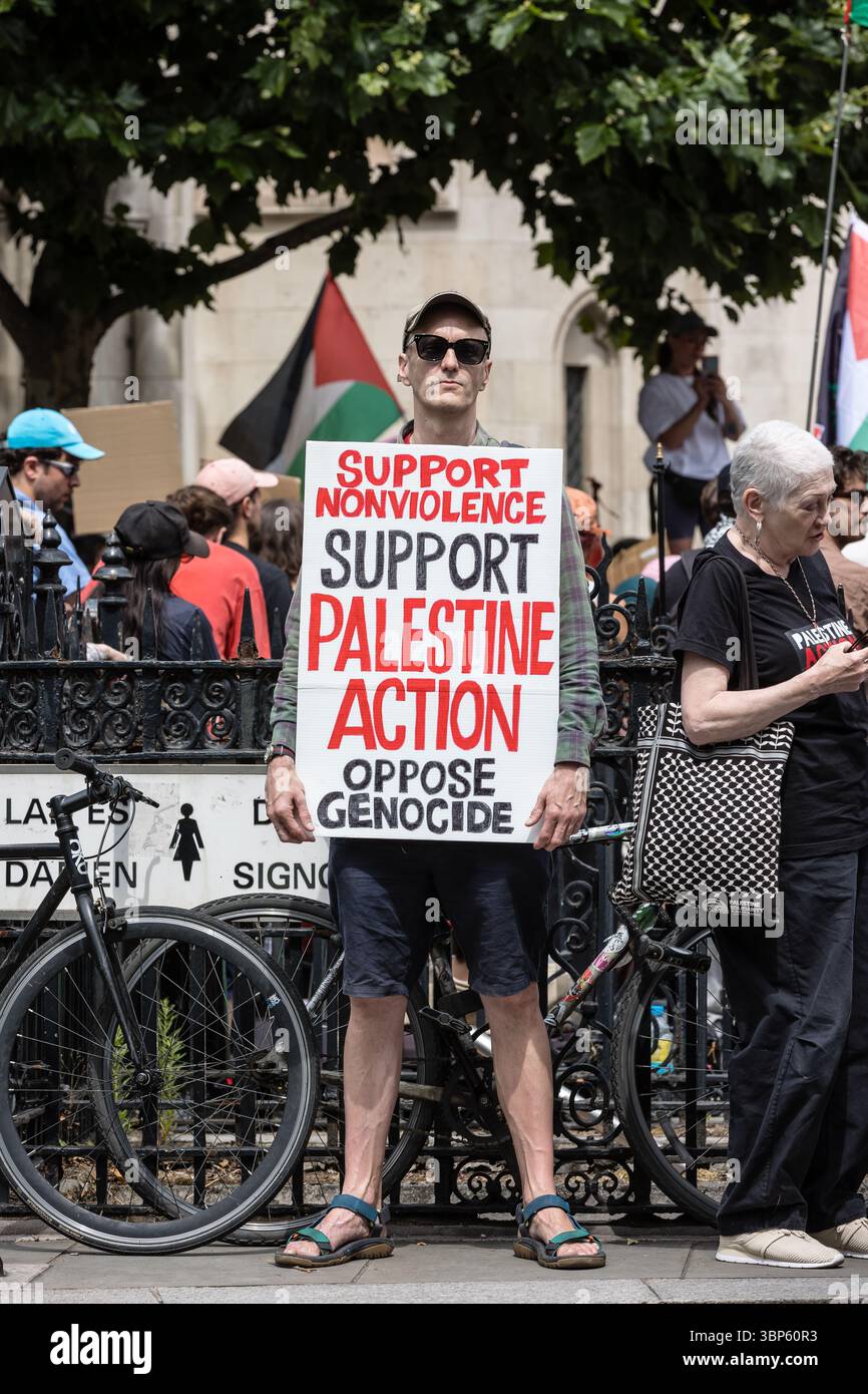 LONDRES, 2025-07-04 : des activistes pro-palestiniens manifestent devant les cours royales de justice alors qu'un juge entend une contestation contre la prohibition de Palestin Banque D'Images