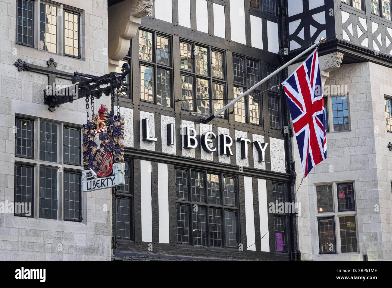 Extérieur de Liberty London, grand magasin à Londres Angleterre Royaume-Uni Royaume-Uni Banque D'Images