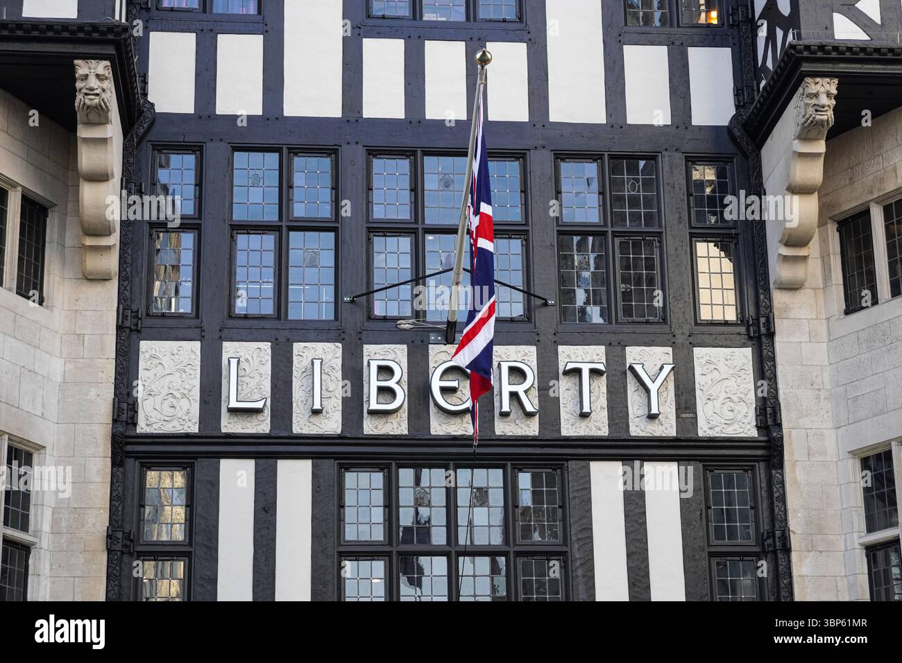 Extérieur de Liberty London, grand magasin à Londres Angleterre Royaume-Uni Royaume-Uni Banque D'Images