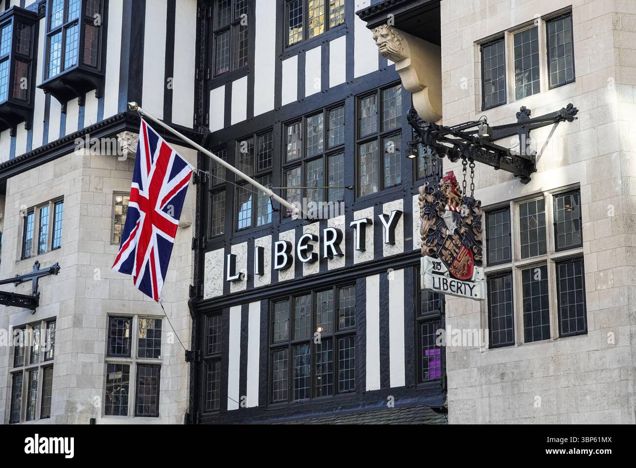 Extérieur de Liberty London, grand magasin à Londres Angleterre Royaume-Uni Royaume-Uni Banque D'Images