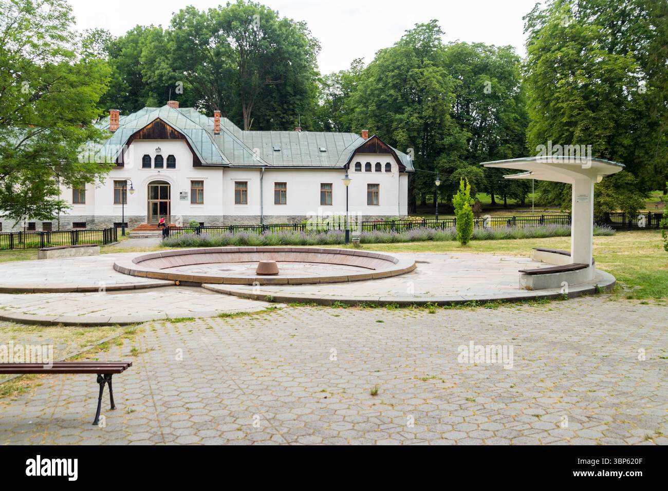 Spot du seul geyser à grande échelle en Slovaquie et l'hôtel touristique Gejzir à l'arrière Banque D'Images