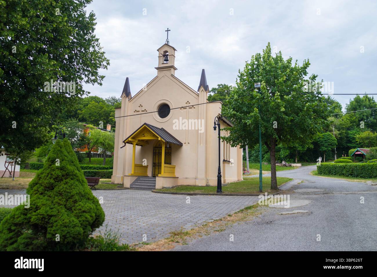 Église rénovée de, Pierre et composé Paul dans le village de Herlany Banque D'Images