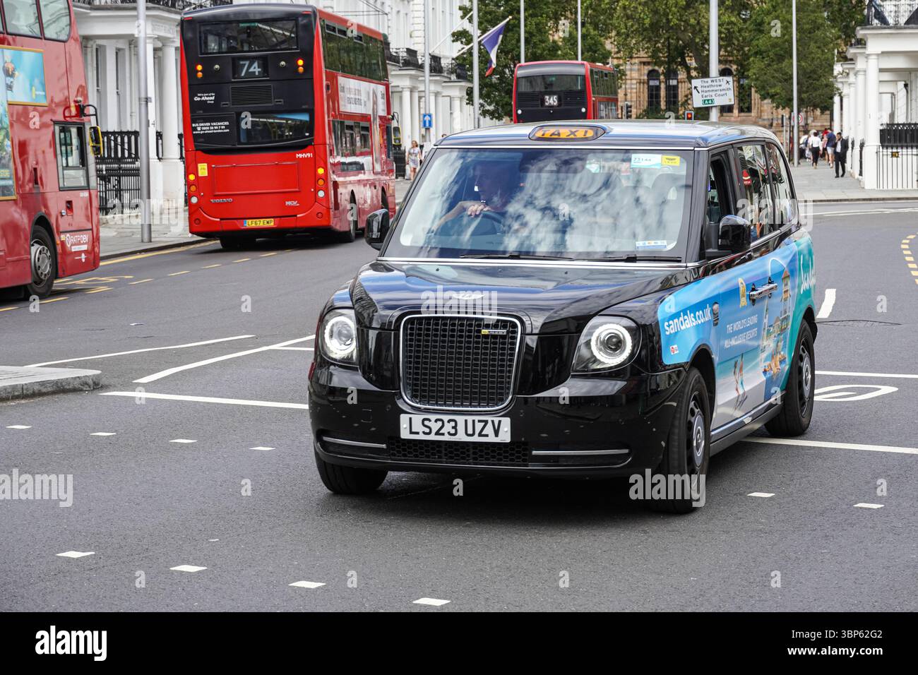 Nouveau taxi électrique noir à Londres Angleterre Royaume-Uni Royaume-Uni Banque D'Images