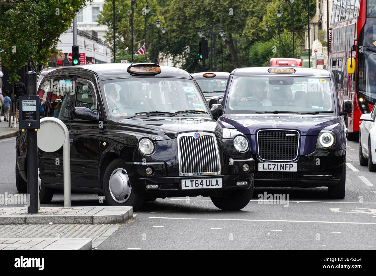 Ancien et nouveau taxi électrique noir à Londres Angleterre Royaume-Uni Royaume-Uni Banque D'Images