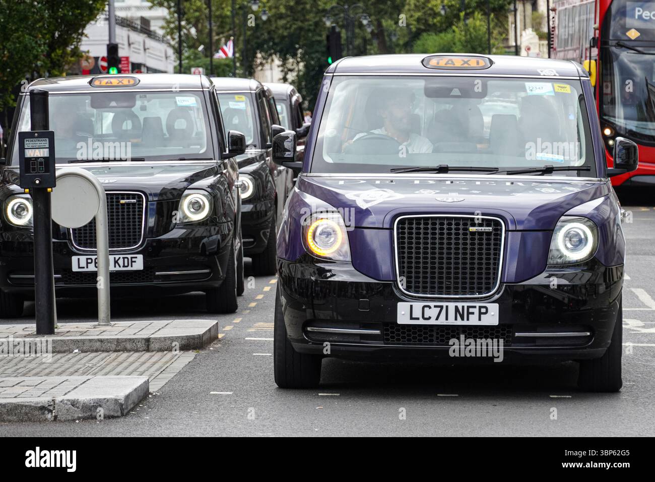 Nouveau taxi électrique noir à Londres Angleterre Royaume-Uni Royaume-Uni Banque D'Images