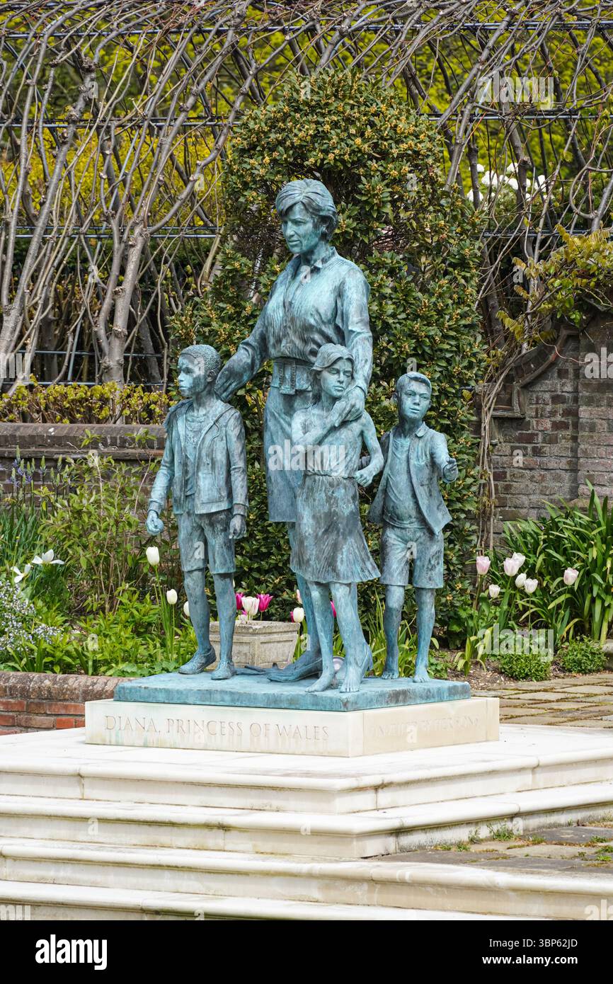 Statue de Diana, princesse de Galles dans le jardin coulé, Palais de Kensington, Londres, Angleterre Royaume-Uni Banque D'Images