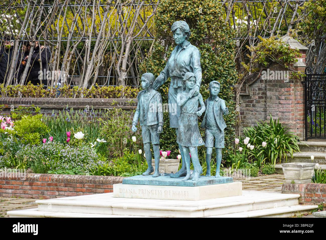 Statue de Diana, princesse de Galles dans le jardin coulé, Palais de Kensington, Londres, Angleterre Royaume-Uni Banque D'Images