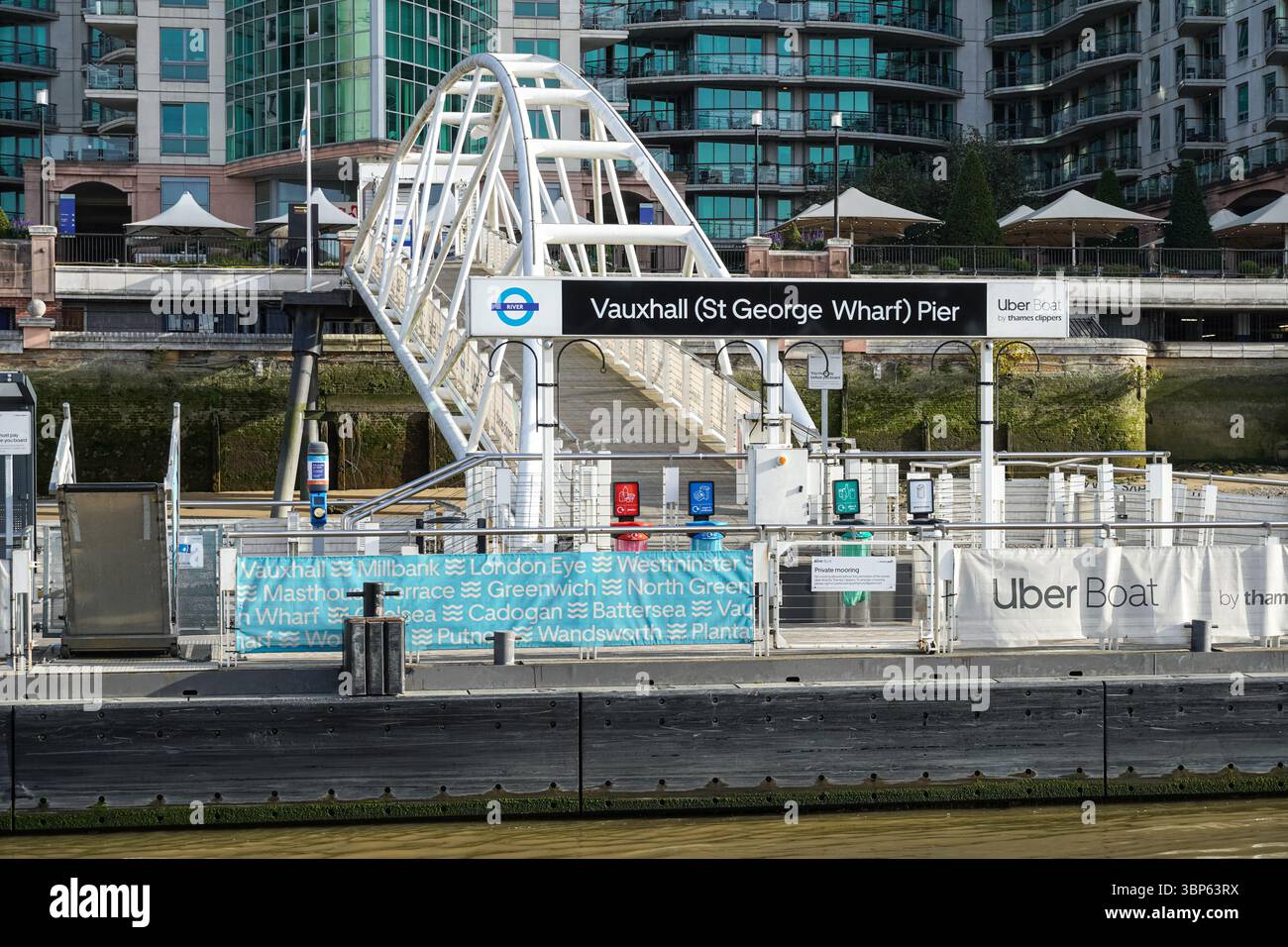Jetée de Vauxhall (St George Wharf) sur la Tamise, Londres Angleterre Royaume-Uni Banque D'Images