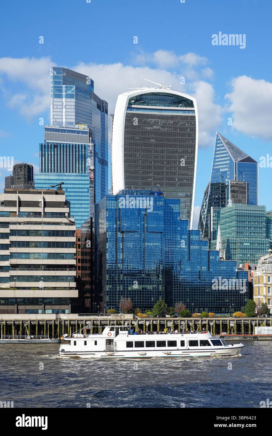 Les gratte-ciel de la City de Londres vus de la Tamise, le quartier des affaires Square Mile à Londres, Angleterre, Royaume-Uni Royaume-Uni Banque D'Images