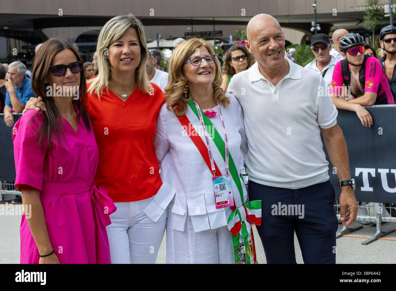 Bergame, Italie. 06 juillet 2025. Autorithy au départ de l'étape 1 Bergamo-Bergamo Tudor ITT, Giro d'Italia Women 2025, Bergame, Italie le 6 juillet 2025 pendant Giro d'Italia Women - étape 1 - Bergamo/Bergamo, course Giro d'Italia à Bergame, Italie, 06 juillet 2025 crédit : Agence photo indépendante/Alamy Live News Banque D'Images