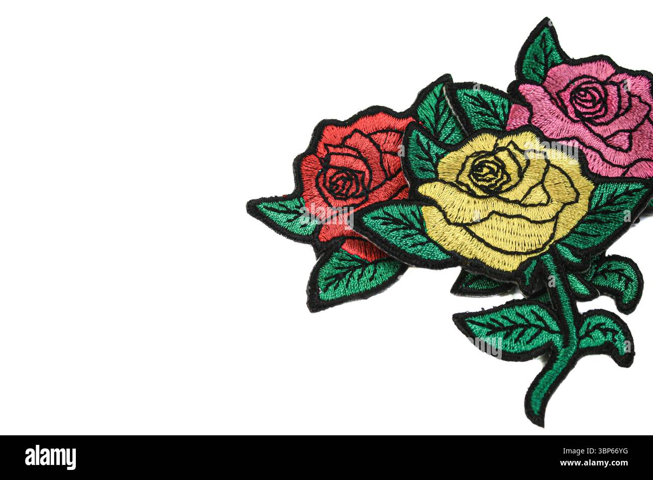 Design floral romantique roses brodées à la main en jaune, rose et rouge sur le côté droit, fond blanc avec espace texte à gauche. Banque D'Images Design floral romantique roses brodées à la main en jaune, rose et rouge sur le côté droit, fond blanc avec espace texte à gauche. Banque D'Images