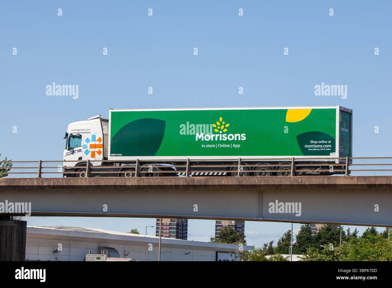 Un camion frigorifique articulé Morrisons DAF traverse un pont en béton préfabriqué sur la voie de contournement A5 à Tamworth, au Royaume-Uni, par une claire journée d'été. Banque D'Images