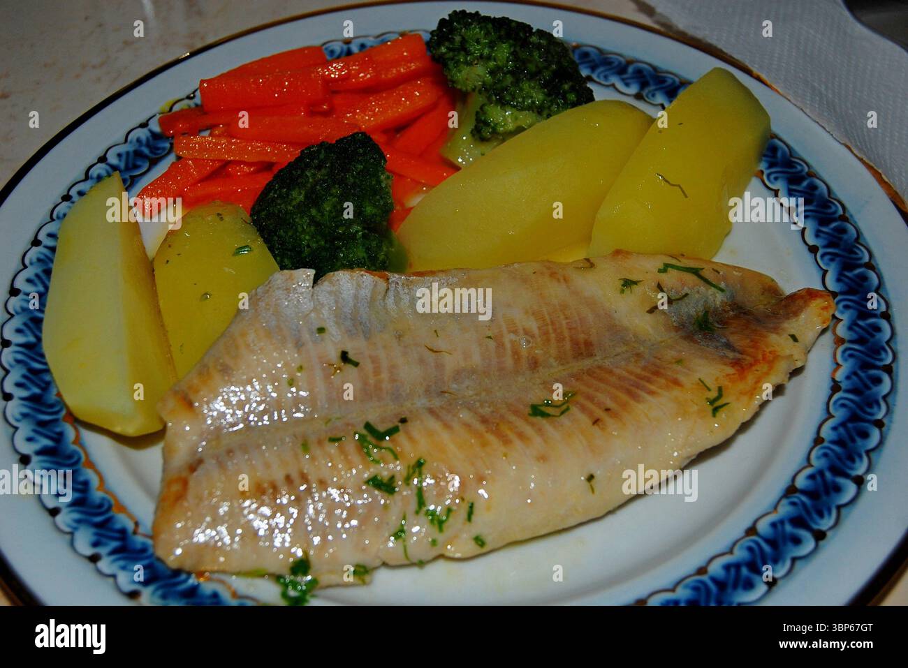 Filet de poisson poêlée avec légumes cuits à la vapeur. Plat avec de très bonnes protéines et minéraux avec très peu de calories Banque D'Images