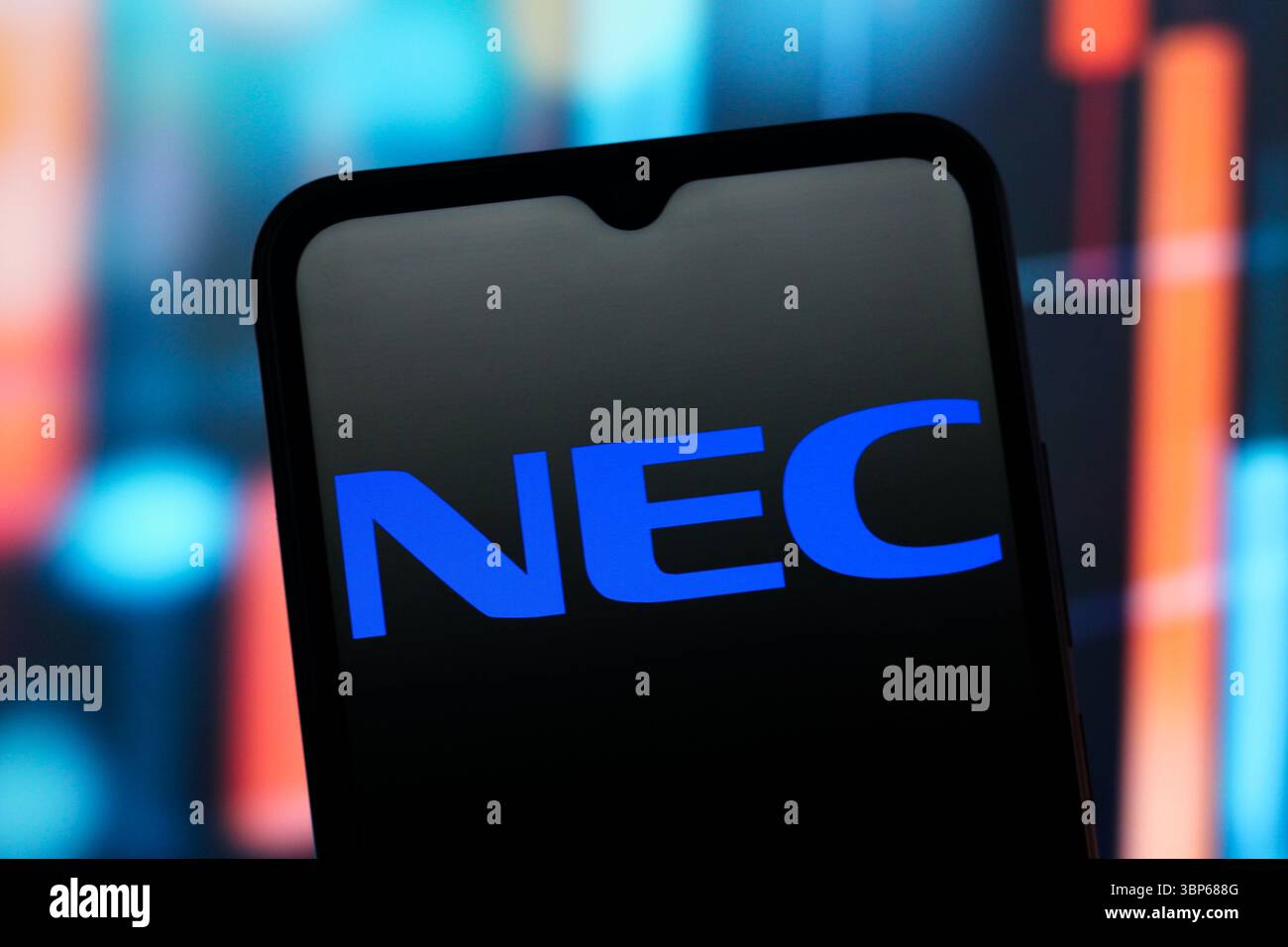 Dans cette illustration photo, le logo de NEC Corporation est affiché sur l'écran d'un smartphone. Banque D'Images