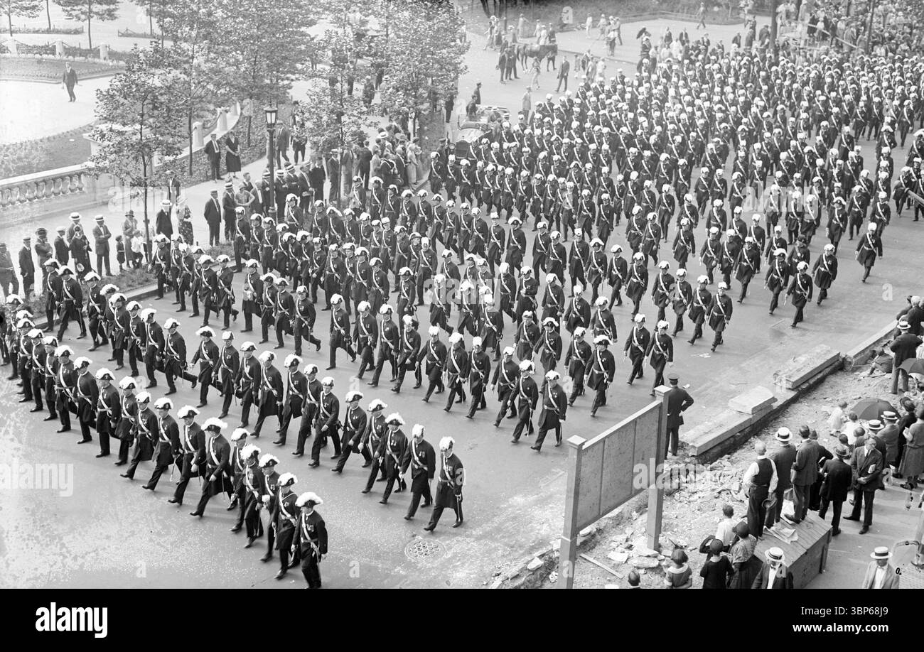 Défilé des Templiers en passant devant la Grand Army Plaza à Brooklyn, en Amérique. 1925. Banque D'Images