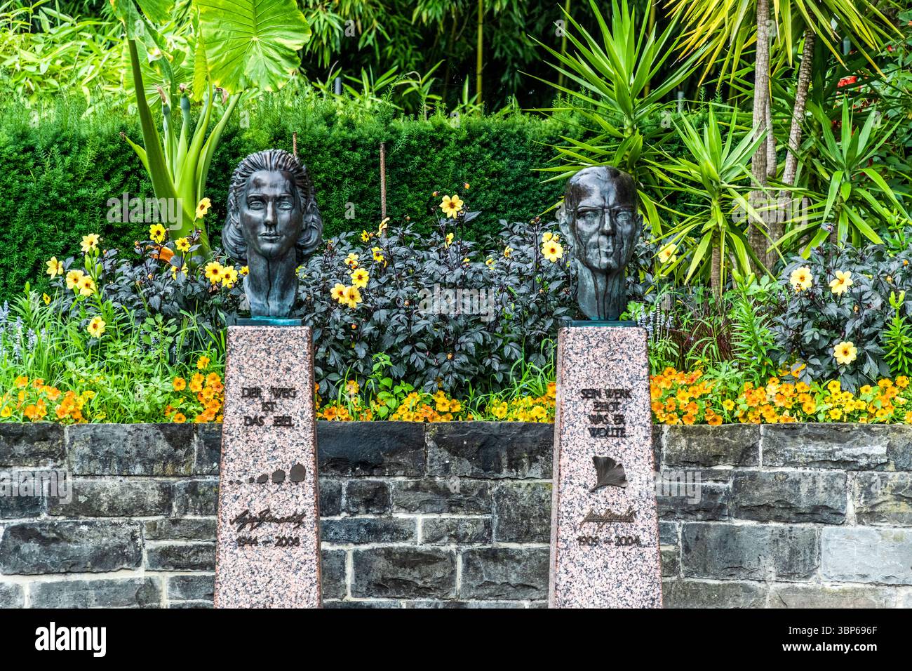 Le buste du comte Lennart Bernadotte sur l'île de Mainau a été créé par Marianne Kieselbach, tandis que le buste de la comtesse Sonja Bernadotte a été sculpté par Waldemar Schröder. Les deux bustes se dressent sur Sonja et la place Lennart Bernadotte avec vue sur le château de Mainau. Konstanz, Bade-Württemberg, Allemagne Banque D'Images Le buste du comte Lennart Bernadotte sur l'île de Mainau a été créé par Marianne Kieselbach, tandis que le buste de la comtesse Sonja Bernadotte a été sculpté par Waldemar Schröder. Les deux bustes se dressent sur Sonja et la place Lennart Bernadotte avec vue sur le château de Mainau. Konstanz, Bade-Württemberg, Allemagne Banque D'Images