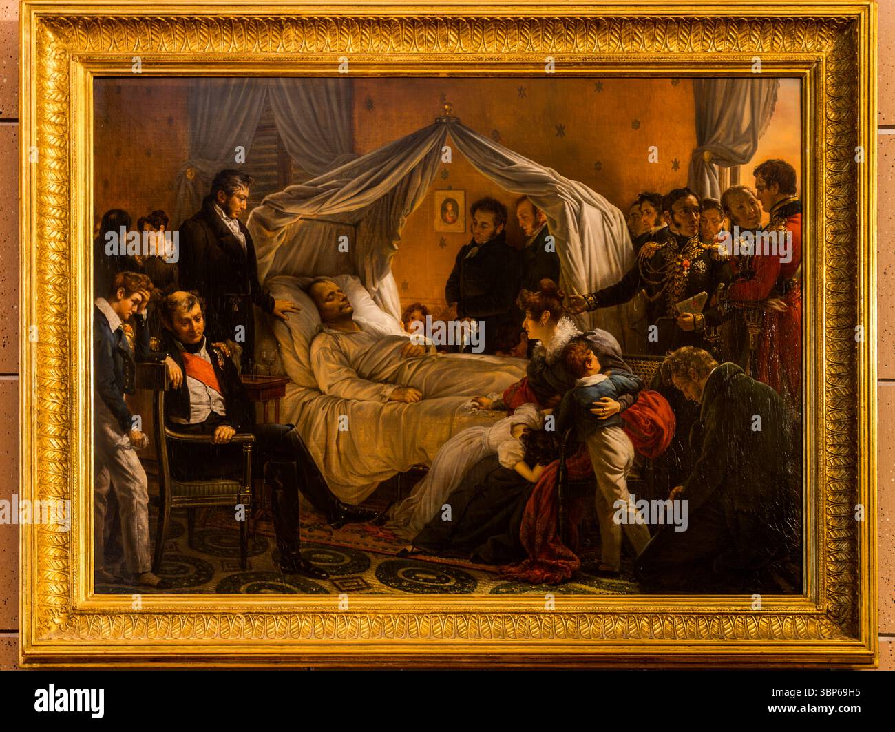 Le tableau montre Napoléon Bonaparte mourant sur son lit de mort, entouré de ses fidèles compagnons et membres de sa famille à Sainte-Hélène. Il s'agit d'une œuvre historique représentant les derniers moments de l'empereur et peut être vu dans le Musée Napoléon au château d'Arenenberg à Salenstein, Thurgau, Suisse Banque D'Images