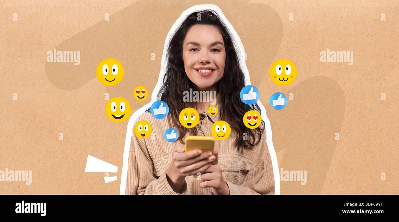 Interagir avec les médias sociaux tout en discutant sur smartphone et en souriant Banque D'Images