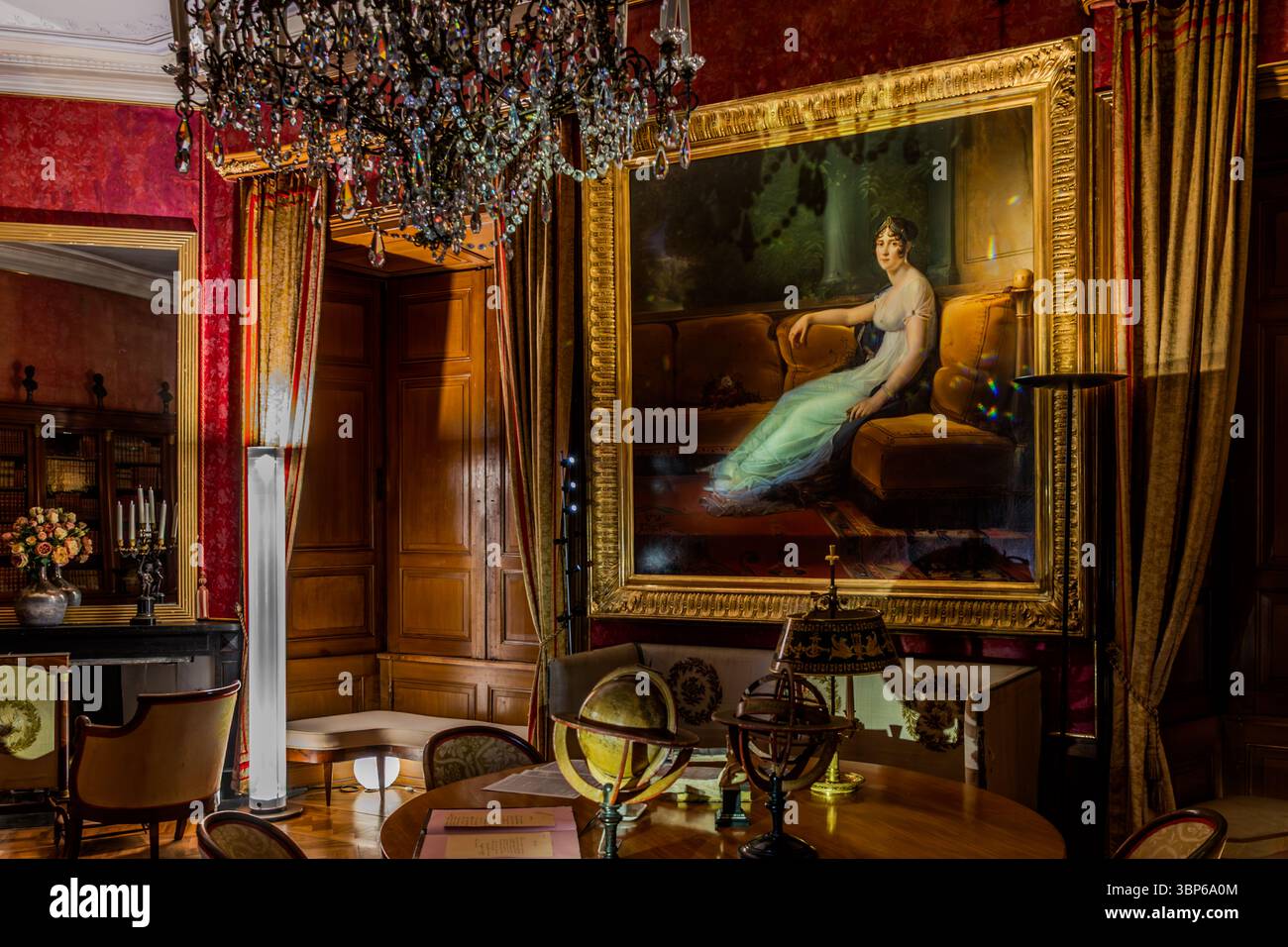 Une magnifique salle du château d'Arenenberg à Salenstein, Thurgau, Suisse, avec un grand lustre et des meubles anciens, montre un portrait d'Hortense de Beauharnais, l'ancienne occupant, et préserve l'atmosphère historique de sa résidence Banque D'Images