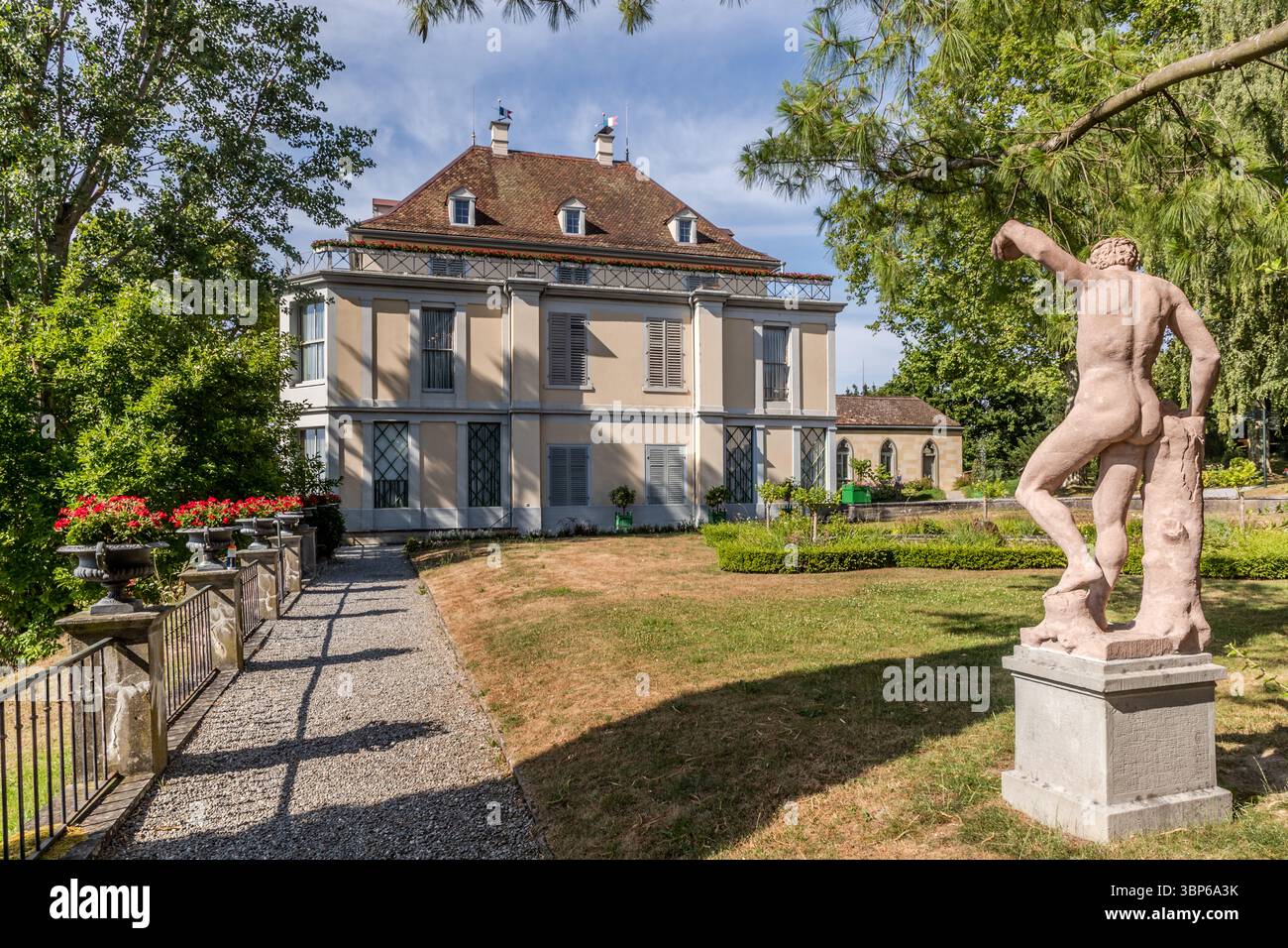 Le château d'Arenenberg à Salenstein, Thurgau, Suisse, se présente ici avec ses magnifiques jardins et sa vue panoramique sur le lac de Constance. Le domaine historique, autrefois résidence d’Hortense de Beauharnais et plus tard de son fils Napoléon III, sert aujourd’hui de musée et de centre éducatif qui attire des visiteurs du monde entier Banque D'Images