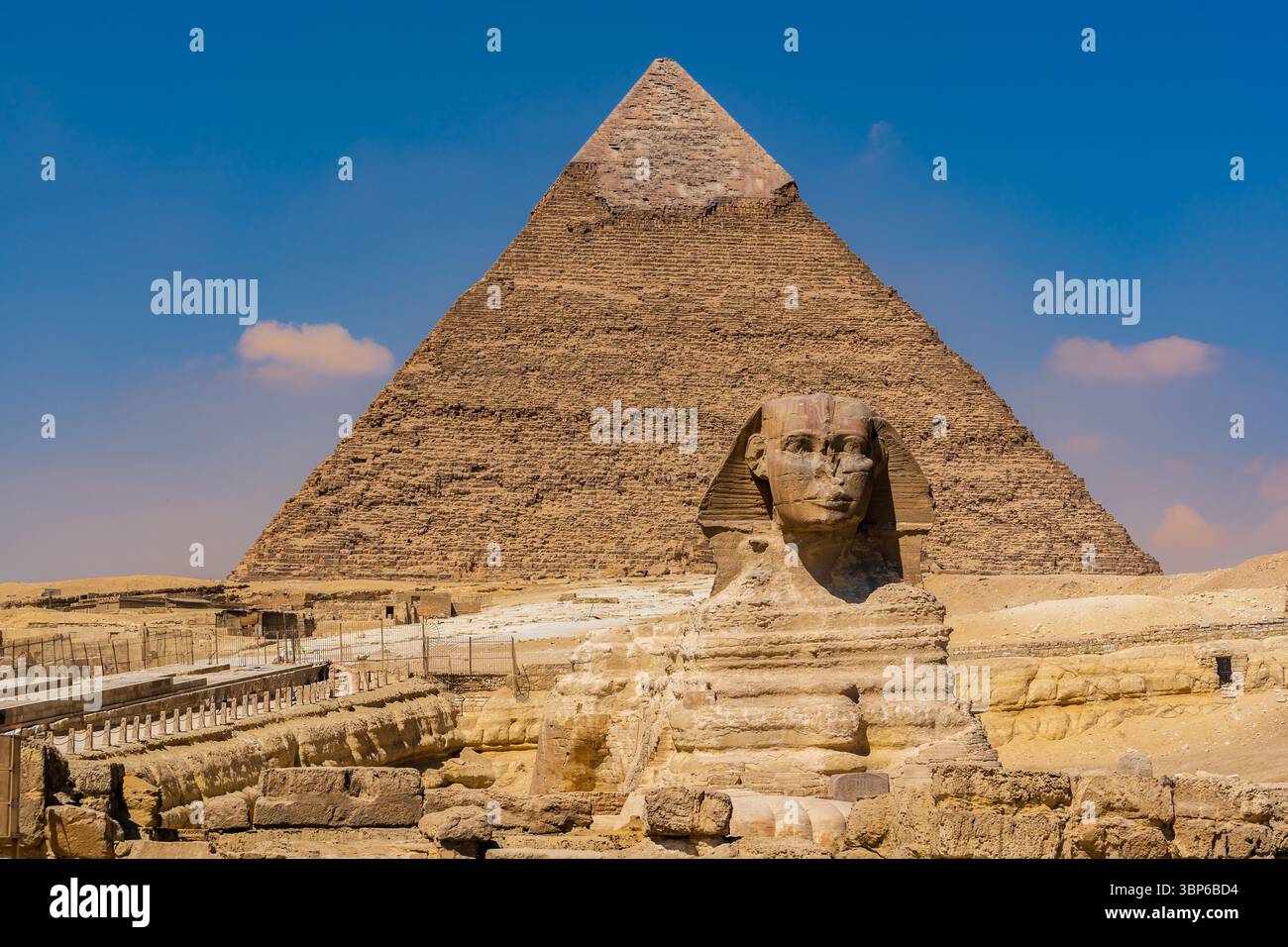 Vue du Sphinx, derrière laquelle se trouve la pyramide de Chephren Banque D'Images
