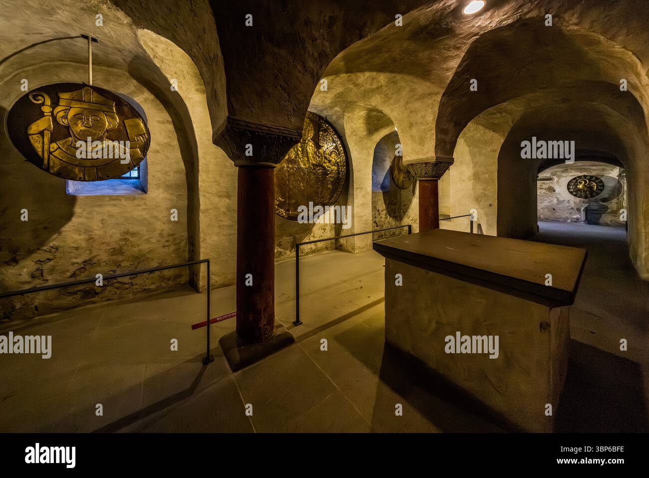 Les originaux des médaillons d'or sont conservés dans la crypte de la cathédrale de Constance. Un médaillon montre un évêque avec le personnel et le livre. Theatergasse, Konstanz, Bade-Württemberg, Allemagne Banque D'Images