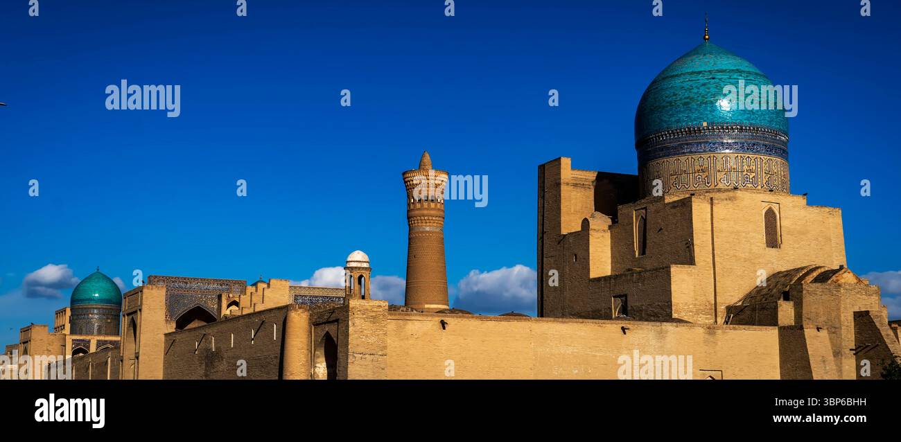 Une vue imprenable sur l'architecture ancienne avec une mosquée au dôme bleu et un minaret sur un ciel bleu clair. Les détails complexes des bâtiments h Banque D'Images