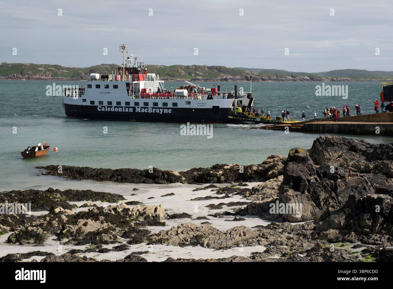 Les passagers montent à bord du ferry calédonien MacBrayne Loch Buie à Baile Mor, Iona pour traverser le son d'Iona jusqu'à Fionnphort, île de Mull, Écosse, Royaume-Uni Banque D'Images