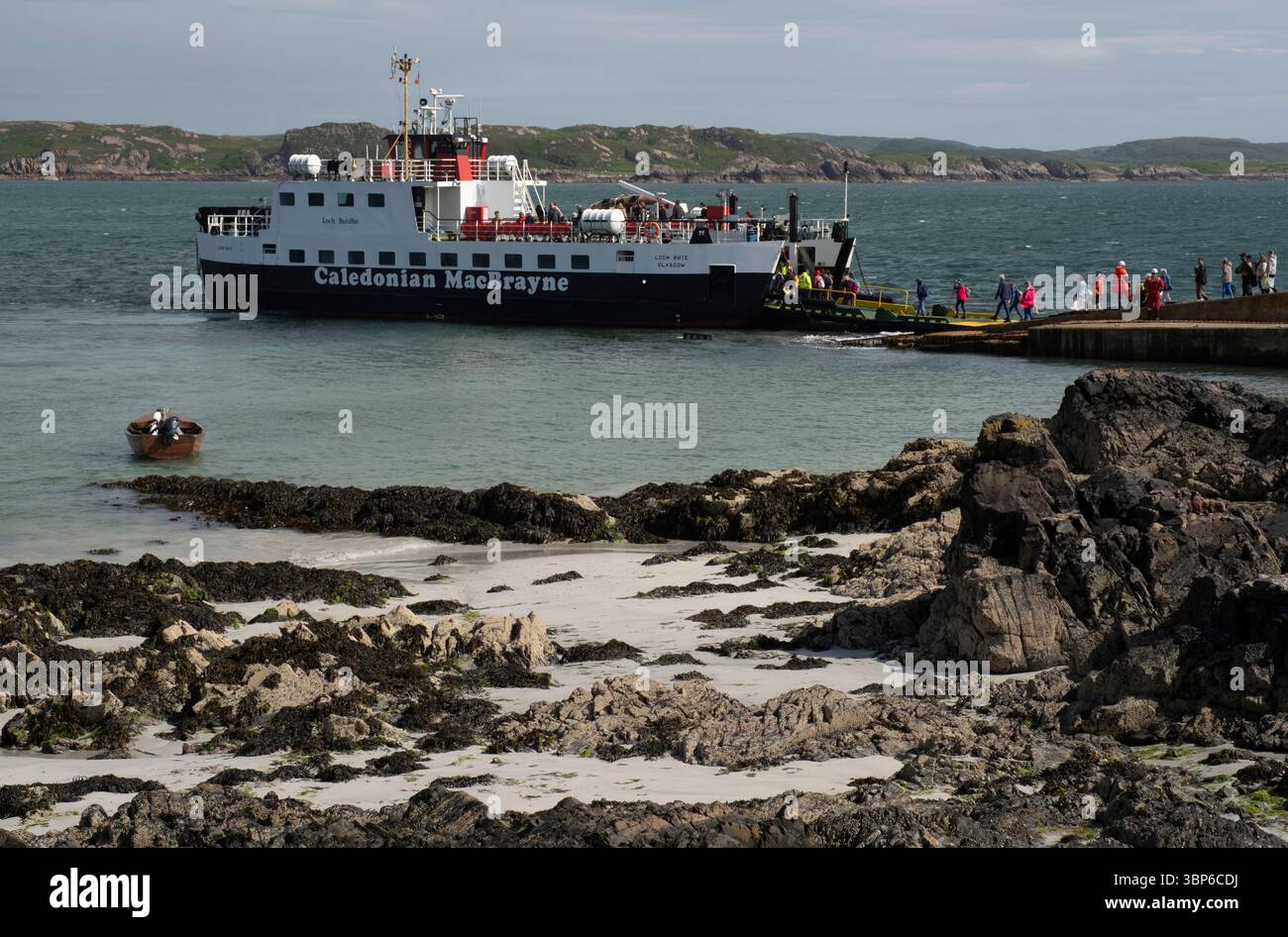 Les passagers montent à bord du ferry calédonien MacBrayne Loch Buie à Baile Mor, Iona pour traverser le son d'Iona jusqu'à Fionnphort, île de Mull, Écosse, Royaume-Uni Banque D'Images