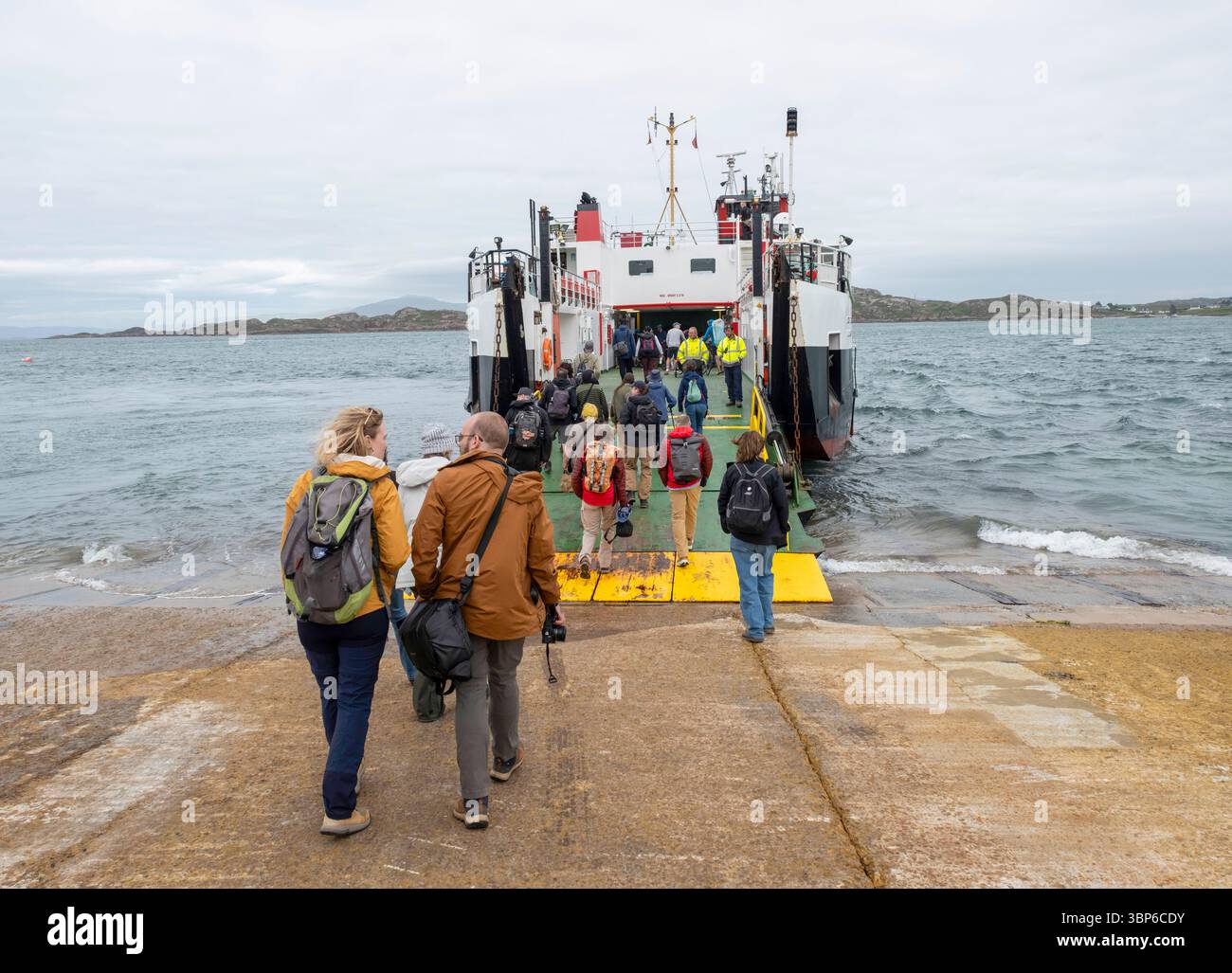 Les passagers montent à bord du ferry calédonien MacBrayne Loch Buie à Baile Mor, Iona pour traverser le son d'Iona jusqu'à Fionnphort, île de Mull, Écosse, Royaume-Uni Banque D'Images