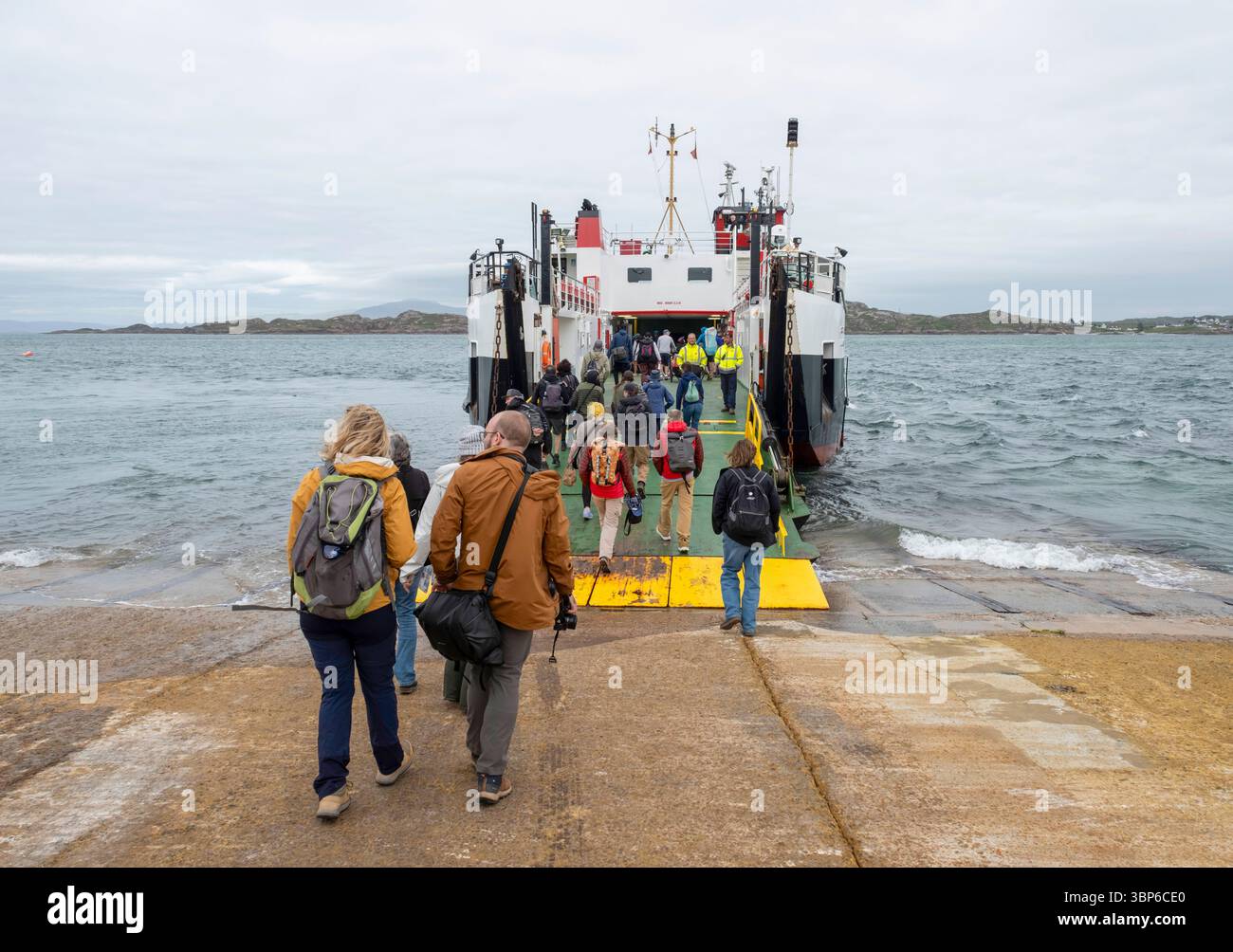 Les passagers montent à bord du ferry calédonien MacBrayne Loch Buie à Baile Mor, Iona pour traverser le son d'Iona jusqu'à Fionnphort, île de Mull, Écosse, Royaume-Uni Banque D'Images