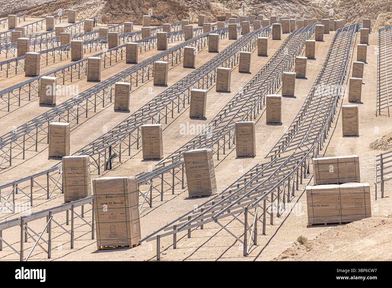 Une ferme solaire photovoltaïque à grande échelle en construction dans un paysage sec et aride d'action Aricoclimaté à Tenerife, aux îles Canaries Banque D'Images